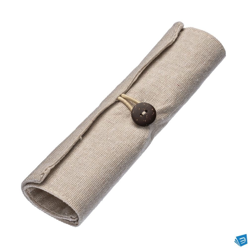 Astuccio arrotolabile in cotone. Chiusura con bottone ed elastico